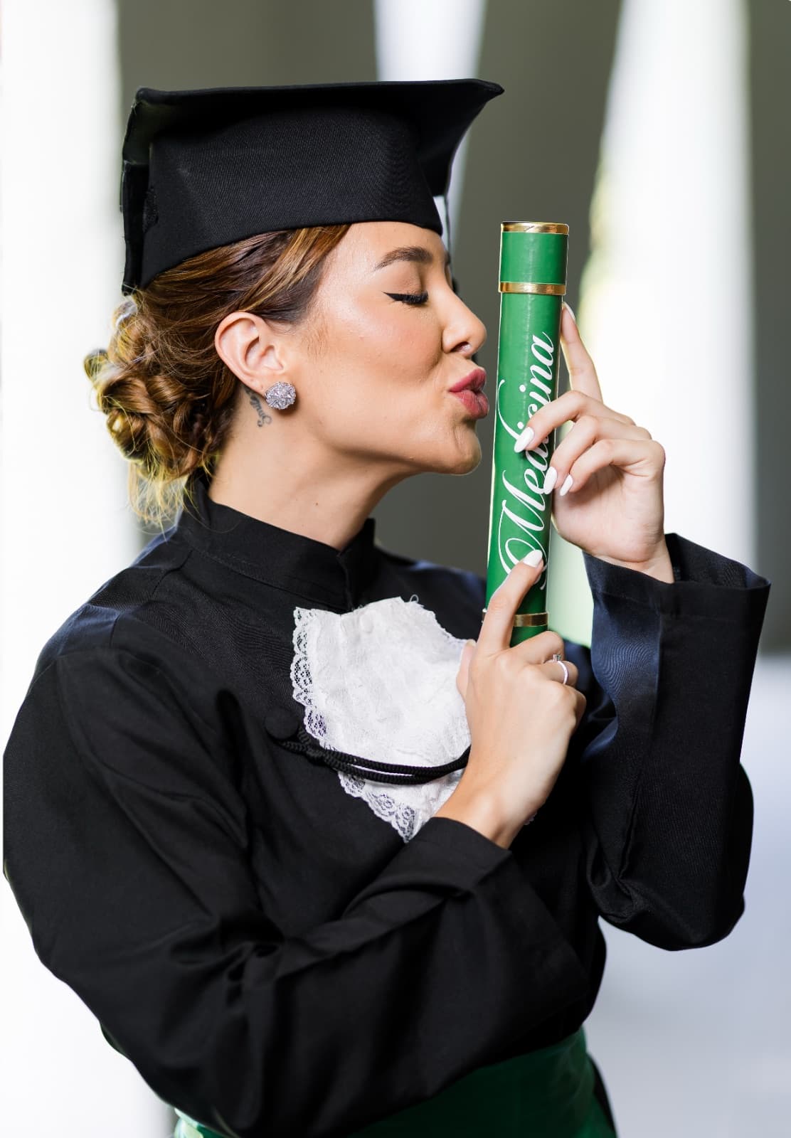 Formanda beijando o canudo